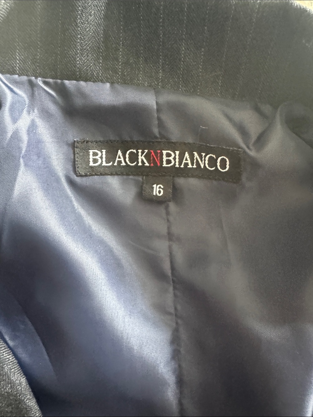 Amazon Kids Black Sport Coat with Pocket Square Accent - Picture 5 of 6
